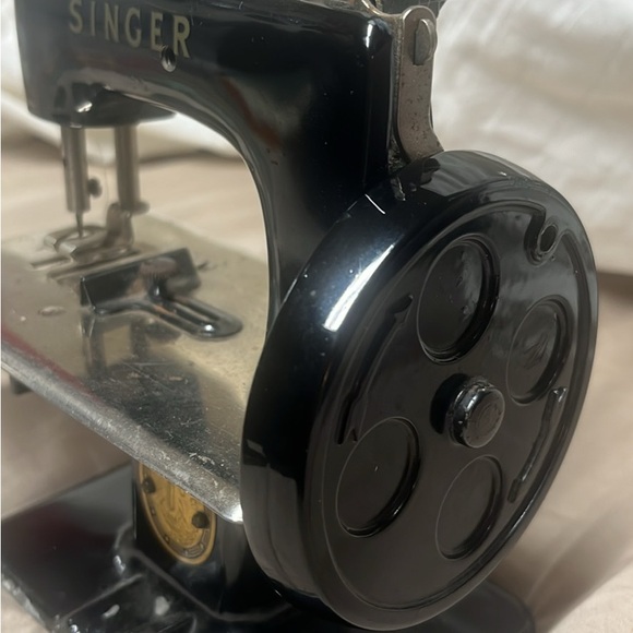 Singer Miniature Sewing Machine - Picture 4 of 8